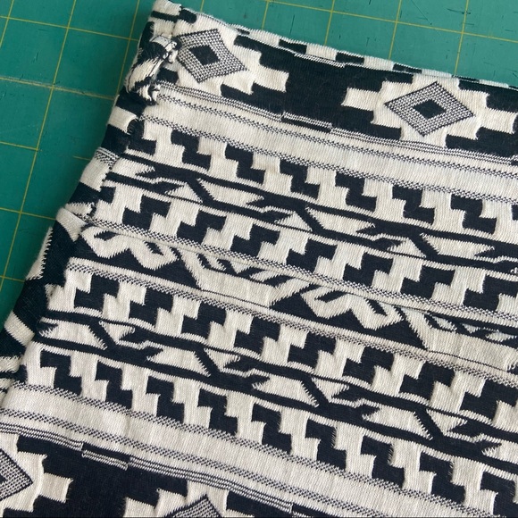 2B Clothing Aztec Stretch Pencil Skirt Size Small - Picture 2 of 6